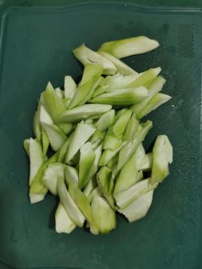 丝瓜去皮洗净，切成滚刀块备用！