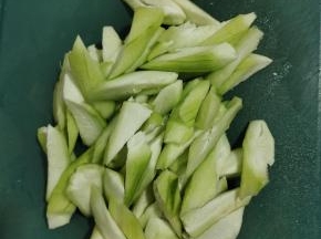 丝瓜去皮洗净，切成滚刀块备用！