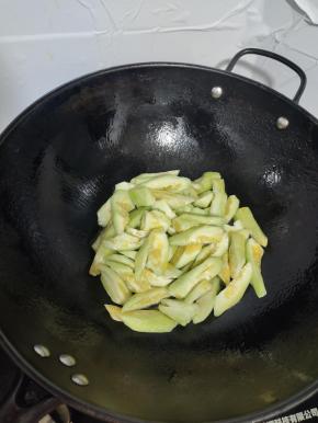 放入丝瓜翻炒均匀！