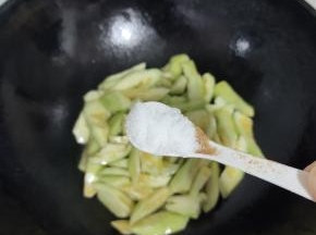 加入一勺盐调味！