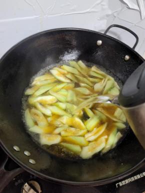 倒入一壶开水，大火煮开！