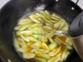 倒入一壶开水，大火煮开！