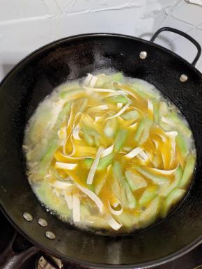 放入3人份的宽面条煮熟！做这个饭，面条要多煮一会儿才入味儿好吃！