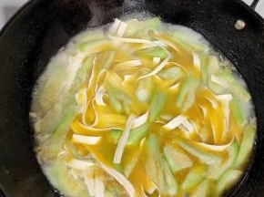 放入3人份的宽面条煮熟！做这个饭，面条要多煮一会儿才入味儿好吃！