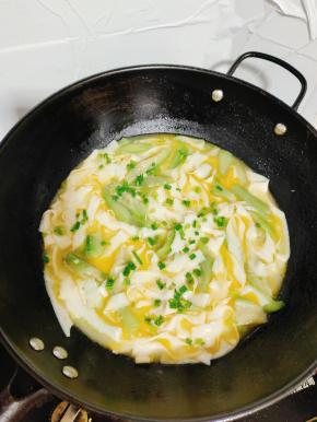 起锅前放入适量的鸡精和葱花翻拌均匀即可！