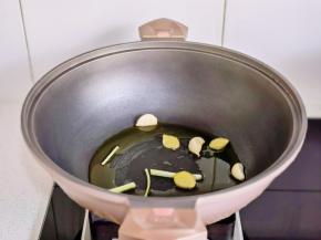 起油锅加入葱姜蒜炒香。