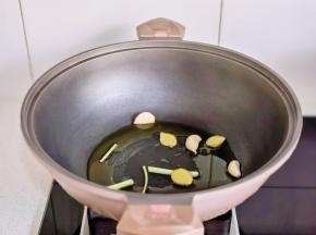 起油锅加入葱姜蒜炒香。