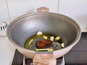 再加入豆瓣酱和辣椒酱。