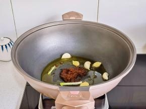 再加入豆瓣酱和辣椒酱。