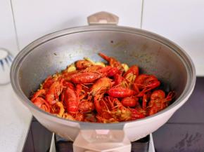 倒入小龙虾。