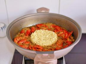 再加入泡面饼煮2分钟。