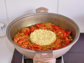 再加入泡面饼煮2分钟。