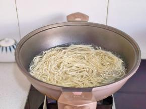 锅中水烧开下面。