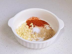 辣椒粉+是蒜末+芝麻+盐。