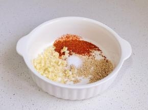 辣椒粉+是蒜末+芝麻+盐。