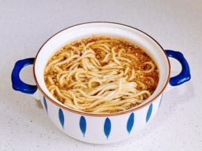 面装入碗中，倒入雪碧料汁。