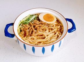 加入黄瓜丝，肉丝，溏心蛋，葱花就好啦！