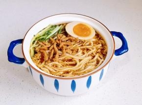 加入黄瓜丝，肉丝，溏心蛋，葱花就好啦！