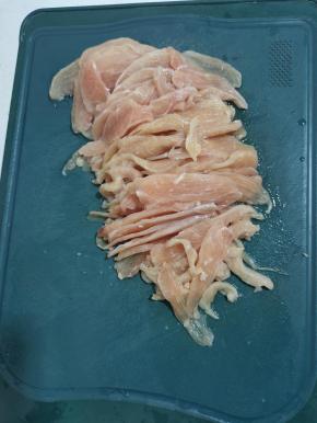 鸡胸肉稍微解冻一下，切成薄片！