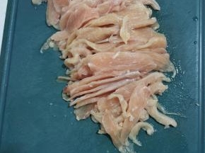 鸡胸肉稍微解冻一下，切成薄片！