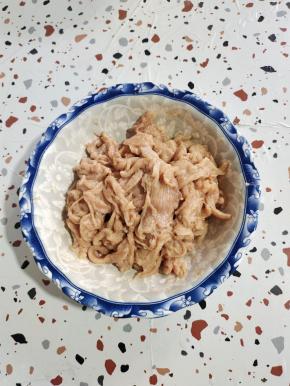 切好的鸡胸肉放入温水中解冻后，捞出挤干水分放入碗中，放入少许盐，白胡椒粉，生抽，淀粉抓拌均匀后，再放入适量的食用油抓拌均匀锁住水分，腌制十分钟！