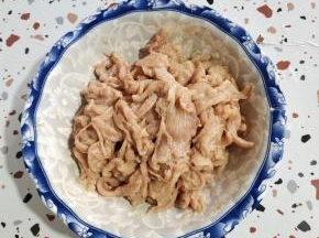 切好的鸡胸肉放入温水中解冻后，捞出挤干水分放入碗中，放入少许盐，白胡椒粉，生抽，淀粉抓拌均匀后，再放入适量的食用油抓拌均匀锁住水分，腌制十分钟！