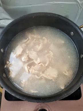 水开放入腌制好的鸡胸肉焯水至鸡胸肉变色发白！