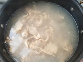 水开放入腌制好的鸡胸肉焯水至鸡胸肉变色发白！