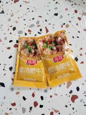 准备两包酸汤肥牛调料！我家人口多，用的鸡胸肉也多，所以用了两包酸汤肥牛调料！