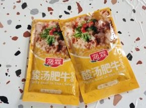 准备两包酸汤肥牛调料！我家人口多，用的鸡胸肉也多，所以用了两包酸汤肥牛调料！