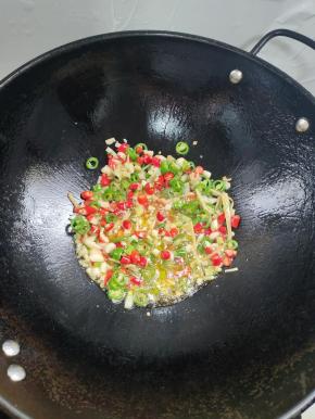 放入生姜，蒜瓣，葱末，线椒和小米辣爆香！