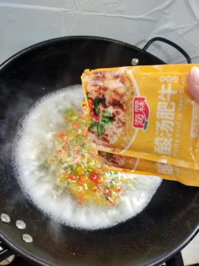 放入两包酸汤肥牛调料！大火煮开！