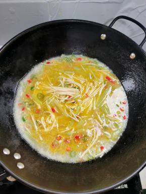 放入金针菇和莴笋煮熟！