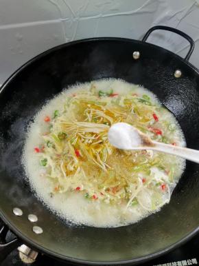 放入一勺盐调味！