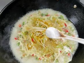 放入一勺盐调味！
