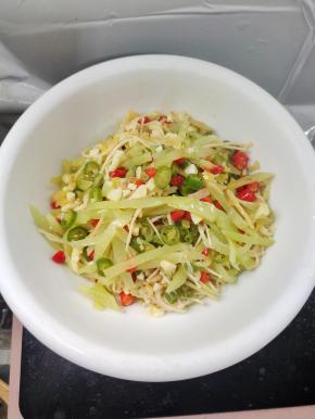 捞出控干水分放入大碗中！