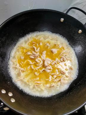 把焯好水的鸡胸肉放入锅里煮2分钟！