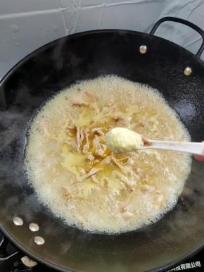 放入适量的鸡精调味！