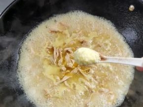 放入适量的鸡精调味！