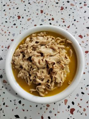 鸡胸肉连同汤汁一起倒入大碗中！