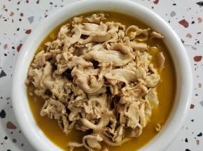 鸡胸肉连同汤汁一起倒入大碗中！
