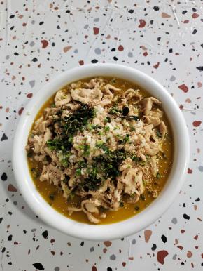 放入青花椒，蒜末，熟白芝麻和葱花！