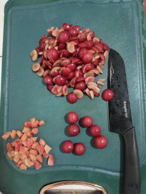 把红叶李去核，切成小块！