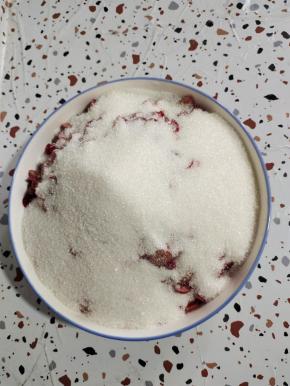 加入3斤白砂糖！(其实熬果酱用冰糖是最好的！家里没有冰糖了，只好用的白砂糖来代替！)