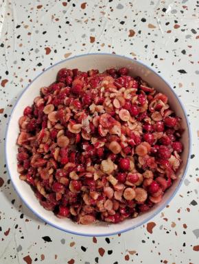 翻拌均匀，放入冰箱冷藏腌制一个小时，让糖全部融化！