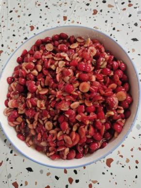 这是腌制好的红叶李，看看出来好多汁儿水！