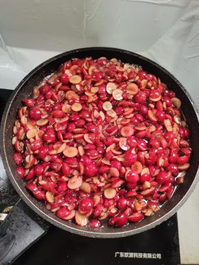 把腌制好的红叶李倒入不粘锅里，先大火煮沸！