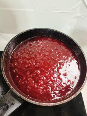 继续慢慢的熬！边熬边不停的搅拌至，熬到粘稠！