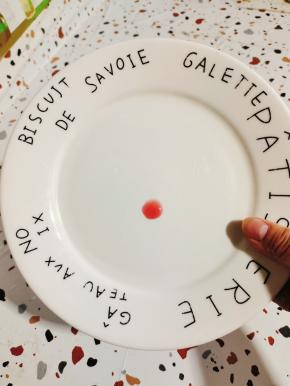 在盘子上滴一点熬好的李子果酱，不往下滴落的状态，说明就熬好了！