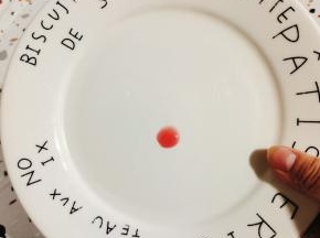 在盘子上滴一点熬好的李子果酱，不往下滴落的状态，说明就熬好了！